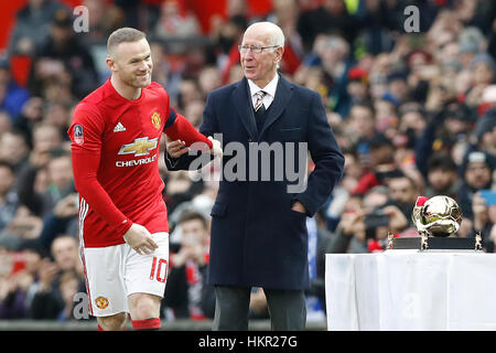 Manchester Uniteds Wayne Rooney (links) neben Sir Bobby Charlton während einer Trophäe Präsentation zu Manchester United Torschützenkönig beim Emirates FA Cup vierten Vorrundenspiel im Old Trafford, Manchester. Stockfoto