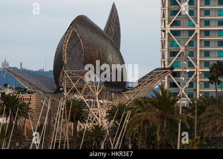 Frank Gehry-Skulptur am Strand in Barcelona Spanien. Stockfoto
