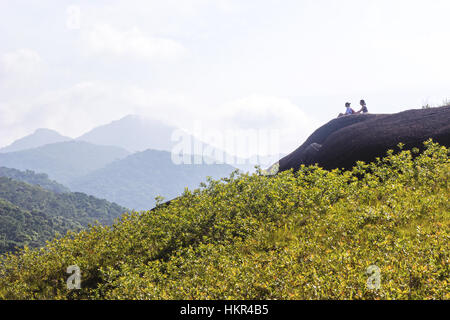 Ilhabela, Brasilien, zwei weibliche Reisende auf Felsen auf Mirante da Barra Stockfoto