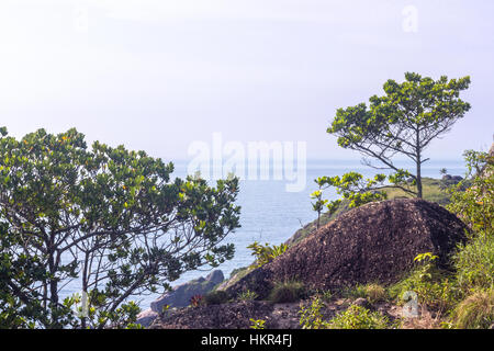 Ilhabela, Brasilien, Blick auf den Atlantischen Ozean mit Felsen und Vegetation auf Mirante da Barra Stockfoto