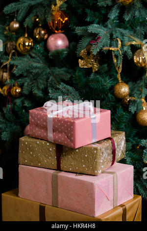 Geschenke-close-up in der Nähe der Weihnachtsbaum zu Hause. Stockfoto