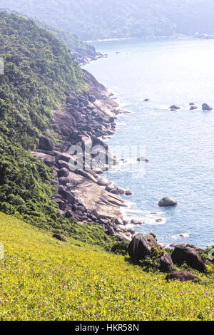 Ilhabela, Brasilien, Blick auf Felsen und Vegetation auf Mirante da Barra Stockfoto