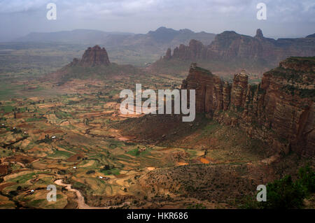 Geraltä Berge, nahe Hawzen, östlichen Tigray, Äthiopien. Blick aus einem von den Gipfeln der umliegenden Berge Geraltä. In dieser Region mountai Stockfoto