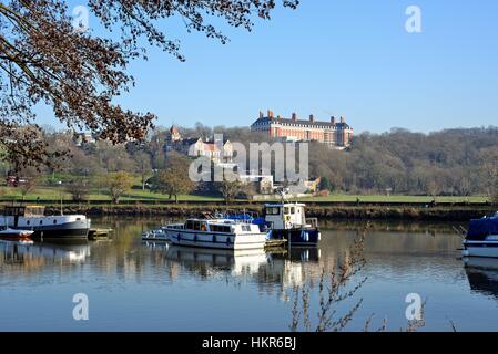 Riverside in Richmond auf Themse mit Stern und Strumpfband Gebäude am Hang Surrey UK Stockfoto