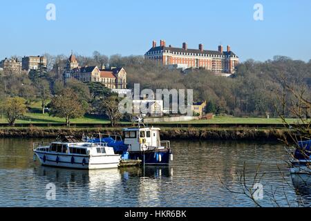 Riverside in Richmond auf Themse mit Stern und Strumpfband Gebäude am Hang Surrey UK Stockfoto