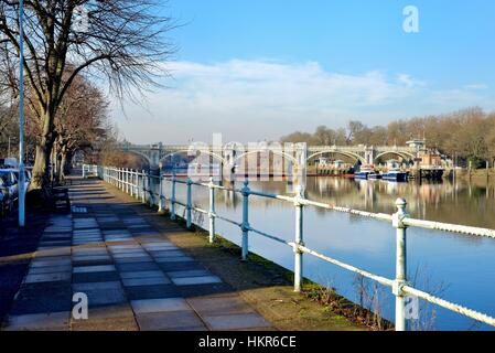Schloss Richmond und Wehr auf dem Fluss Themse London UK Stockfoto