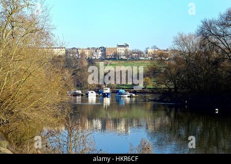 Richmond Hill betrachtet aus dem Fluss Themse London UK Stockfoto