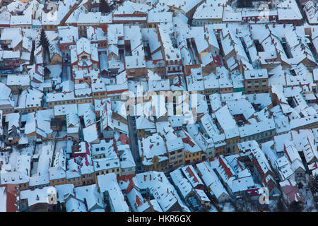 Luftaufnahme der alten Häuser der Stadt im winter Stockfoto