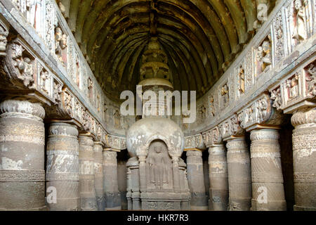 Buddhistische Statue in einen Betsaal in der Ajanta Höhlen Unesco World Heritage Site, Maharashtra, Indien Stockfoto