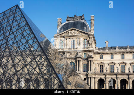 Louvre-Palast, das Museum und Pyramide, Paris, Frankreich Stockfoto