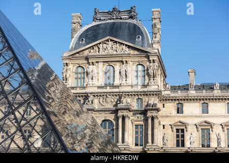 Louvre-Palast, das Museum und Pyramide, Paris, Frankreich Stockfoto