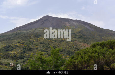 Blick auf den aktiven Vulkan Stromboli, einer der Äolischen Inseln vor Sizilien Stockfoto