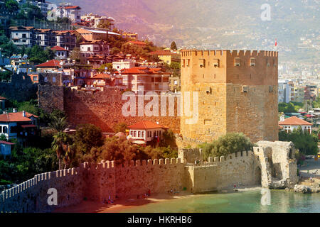 Foto von einem roten Turm in Alanya in der Türkei Stockfoto