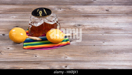 Cinco De Mayo-Konzept mit frisch Bier, Maracas, Sombrero und Tischset Tüchern auf rustikalen Tisch gegossen. Stockfoto