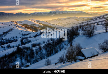 Dorf in der Nähe der Wald im bergigen Gegend im Winter Karpaten Landscapein Morgenlicht Stockfoto
