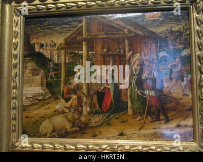 Carlo Crivellis „Adoration des Bergers“ ist ein Renaissance-Gemälde, das die Geburtsszene darstellt, mit einem Schwerpunkt auf der Anbetung der Hirten. Sie zeichnet sich durch lebhafte Farben, komplizierte Details und religiöse Symbolik aus. Stockfoto