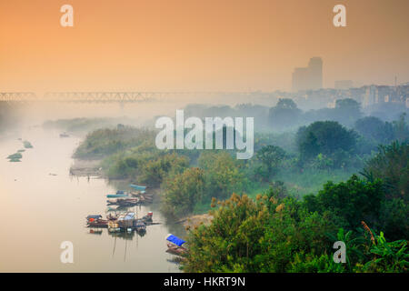 Hanoi - die Aussicht auf die roten Fluß bei Sonnenuntergang Blick von Long Bien Brücke Stockfoto