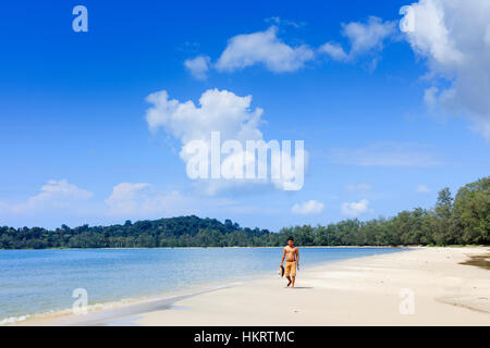 Ein einheimischer Fischer einen Strand entlang im Ream National Park in der Nähe von Sihanoukville, Kambodscha Stockfoto