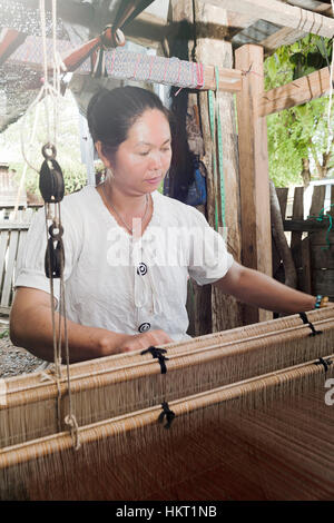 Tai Lue indigene Frau mit einem traditionellen Webstuhl, Nord-Thailand Stockfoto