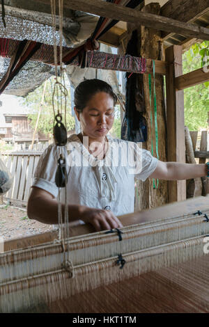 Tai Lue indigene Frau mit einem traditionellen Webstuhl, Nord-Thailand Stockfoto