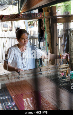 Tai Lue indigene Frau mit einem traditionellen Webstuhl, Nord-Thailand Stockfoto