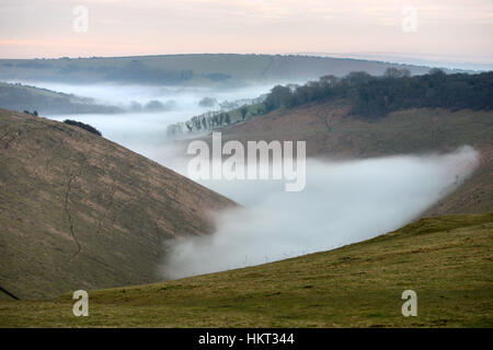 Tief liegende Nebel unter der South Downs bei Devil es Dyke, trocknen die tiefste Tal im Vereinigten Königreich, Sussex. Stockfoto