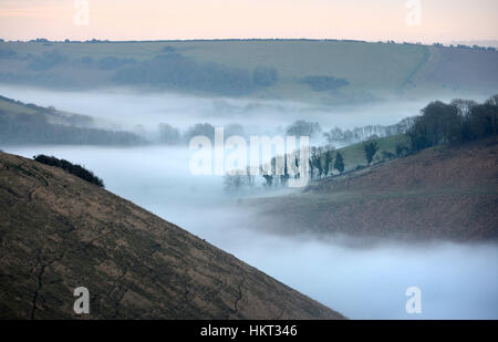 Tief liegende Nebel unter der South Downs bei Devil es Dyke, trocknen die tiefste Tal im Vereinigten Königreich, Sussex. Stockfoto