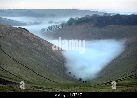 Tief liegende Nebel unter der South Downs bei Devil es Dyke, trocknen die tiefste Tal im Vereinigten Königreich, Sussex. Stockfoto