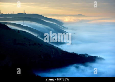 Tief liegende Nebel unter der South Downs an Devil es Dyke, Sussex. UK Stockfoto