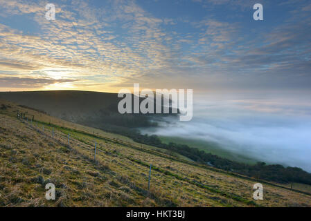 Tief liegende Nebel unter der South Downs an Devil es Dyke, Sussex. UK Stockfoto