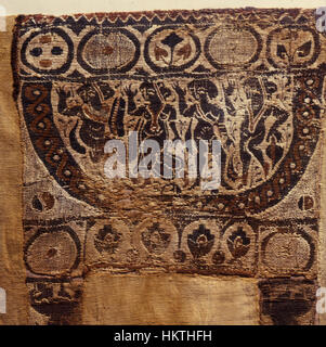 *Fragment of a Tunika* ist ein textiles Artefakt, das ein Fragment eines traditionellen Kleidungsstücks zeigt, das aus einer alten Zivilisation stammt. Das Stück hebt die komplizierte Webkunst und Handwerkskunst hervor, die bei der Herstellung von Kleidungsstücken zum Einsatz kommen, und bietet einen Einblick in die Mode- und Textilgeschichte seiner Zeit. Stockfoto