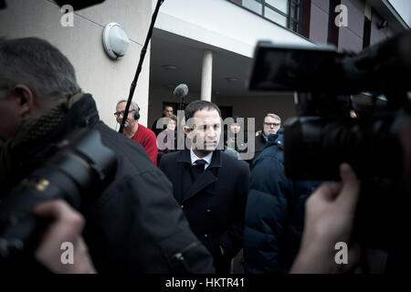 Trappes, Frankreich. 29. Januar 2017. Benoît Hamon geht aus einem Wahllokal nach der Abstimmung in der zweiten Runde der linken primäre in Trappes, Frankreich. Benoît Hamon, ehemaliger Bildungsminister und traditionellen linker, am Sonntag wurde der linken Kandidat für Frankreichs bevorstehenden Präsidentschaftswahlen nach einem Sieg über seinen Rivalen Manuel Valls in der primären Stichwahl Teilergebnisse zeigten. Bildnachweis: Xinhua/Alamy Live-Nachrichten Stockfoto