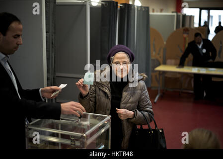 Trappes, Frankreich. 29. Januar 2017. Eine Frau wirft ihre Stimmzettel in der zweiten Runde der linken primär in einem Wahllokal in Trappes, Frankreich. Benoît Hamon, ehemaliger Bildungsminister und traditionellen linker, am Sonntag wurde der linken Kandidat für Frankreichs bevorstehenden Präsidentschaftswahlen nach einem Sieg über seinen Rivalen Manuel Valls in der primären Stichwahl Teilergebnisse zeigten. Bildnachweis: Xinhua/Alamy Live-Nachrichten Stockfoto