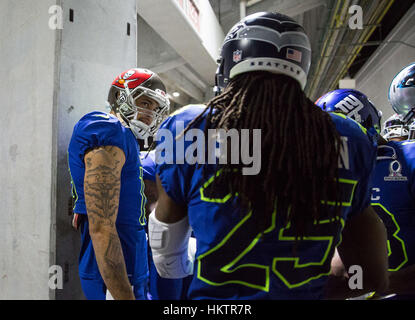 Orlando, USA. 29. Januar 2017. Tampa Bay Buccaneers Wide Receiver Mike Evans ermöglicht einen Blick auf Seattle Seahawks Cornerback Richard Sherman vor dem AFC NFC Pro Bowl Stadium Camping World in Orlando, Florida. Bildnachweis: Loren Elliott/Tampa Bay Times / ZUMA Draht/Alamy Live News Stockfoto