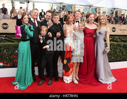 Los Angeles, USA. Januar 2017. Samantha Isler, Viggo Mortensen, Matt Ross, Shree Crooks, Nicholas Hamilton, Charlie Shotwell, Trin Miller, George MacKay, Annalise Basso und Erin Moriarty bei Den 23. Annual Screen Actors Guild Awards im Shrine Auditorium in Los Angeles, Kalifornien. Kredit: Faye Sadou/Media Punch/Alamy Live News Stockfoto