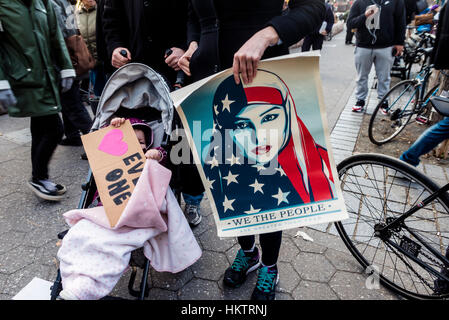 New York City, USA. 29. Januar 2017. März & Rally: Wir Flüchtlinge & muslimischen Verbot endet. Tausende von New Yorkern sammelten sich im Battery Park für einen Marsch nach Foley Quadrat um Präsident Trump Reiseverbot gegen sieben überwiegend muslimischen Nationen zu protestieren. Bildnachweis: Stacy Walsh Rosenstock/Alamy Live-Nachrichten Stockfoto