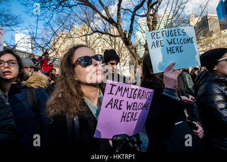 New York City, USA. 29. Januar 2017. März & Rally: Wir Flüchtlinge & muslimischen Verbot endet. Tausende von New Yorkern sammelten sich im Battery Park für einen Marsch nach Foley Quadrat um Präsident Trump Reiseverbot gegen sieben überwiegend muslimischen Nationen zu protestieren. Bildnachweis: Stacy Walsh Rosenstock/Alamy Live-Nachrichten Stockfoto