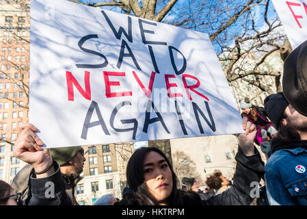 New York City, USA. 29. Januar 2017. März & Rally: Wir Flüchtlinge & muslimischen Verbot endet. Tausende von New Yorkern sammelten sich im Battery Park für einen Marsch nach Foley Quadrat um Präsident Trump Reiseverbot gegen sieben überwiegend muslimischen Nationen zu protestieren. Bildnachweis: Stacy Walsh Rosenstock/Alamy Live-Nachrichten Stockfoto