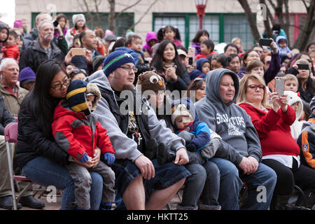 Seattle, USA. 29. Januar 2017. Zuschauer bei der Lunar New Year Feier 2017 im Stadtteil Chinatown-International. Bildnachweis: Paul Gordon/Alamy Live-Nachrichten Stockfoto