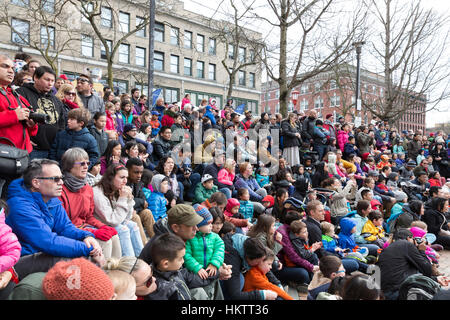 Seattle, USA. 29. Januar 2017. Zuschauer bei der Lunar New Year Feier 2017 im Stadtteil Chinatown-International. Bildnachweis: Paul Gordon/Alamy Live-Nachrichten Stockfoto