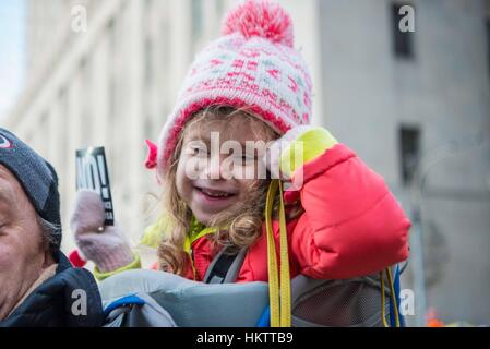 New York City, USA. 29. Januar 2017. Demonstranten und Märsche auf einer Kundgebung zur Unterstützung von Einwanderern und ausdrückliche Empörung im Zuge der Präsident Donald Trump Verbot von Migranten und Muslime in die Vereinigten Staaten. Der Marsch begann Wwith eine Kundgebung im Battery Park in der Nähe von Statue of Liberty und marschierten uptown mit Tausenden von Menschen. Bildnachweis: Brigette Supernova/Alamy Live-Nachrichten Stockfoto