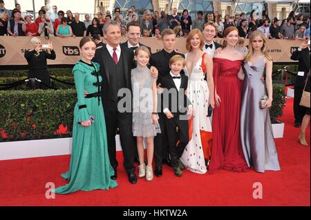 Los Angeles, USA. 29. Januar 2017. Samantha Isler, Viggo Mortensen, Matt Ross, Shree Gauner, Nicholas Hamilton, Charlie Shotwell, Trin Miller, George MacKay, Annalise Basso, Erin Moriarty im Ankunftsbereich für 23. Annual Screen Actors Guild Awards, am Schrein Exposition Center in Los Angeles, Kalifornien. Bildnachweis: Elizabeth Goodenough/Everett Collection/Alamy Live-Nachrichten Stockfoto