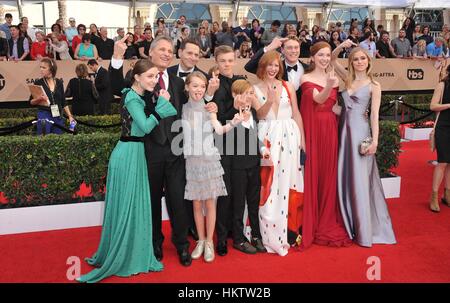 Los Angeles, USA. 29. Januar 2017. Samantha Isler, Viggo Mortensen, Matt Ross, Shree Gauner, Nicholas Hamilton, Charlie Shotwell, Trin Miller, George MacKay, Annalise Basso, Erin Moriarty im Ankunftsbereich für 23. Annual Screen Actors Guild Awards, am Schrein Exposition Center in Los Angeles, Kalifornien. Bildnachweis: Elizabeth Goodenough/Everett Collection/Alamy Live-Nachrichten Stockfoto