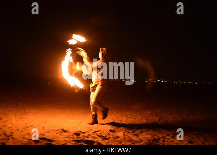 San Diego, USA. 28. Januar 2017. Feuertänzer führen Sie an einem Abend Strand Lagerfeuer auf dem San Diego Yoga Festival am Ocean Beach in San Diego, Kalifornien. Bildnachweis: John D. Ivanko/Alamy Live-Nachrichten Stockfoto