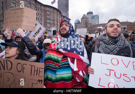 Boston, Massachusetts, USA. 29. Januar 2017.  Mehr als 20.000 Demonstranten gefüllt Copley Square in Zentral-Boston Protest gegen Präsident Donald Trump Ausführungsverordnung gestoppt Einwanderung aus Iran, Irak, Jemen, Somalia, Sudan, Libyen und Syrien in den Vereinigten Staaten.  Das Foto zeigt ISI eine 39 Jahre alte amerikanischer Staatsbürger Port Rico und mexikanische anständige tragen und amerikanische Flagge und eine mexikanische Sarape.   Die Demonstration am Copley Square wurde organisiert von der Massachusetts-Zweig des Council on American-Islamic Relations, CAIR.  Bildnachweis: Chuck Nacke/Alamy Live-Nachrichten Stockfoto