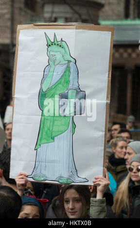 Boston, Massachusetts, USA. 29. Januar 2017.  Mehr als 20.000 Demonstranten gefüllt Copley Square in Zentral-Boston Protest gegen Präsident Donald Trump Ausführungsverordnung gestoppt Einwanderung aus Iran, Irak, Jemen, Somalia, Sudan, Libyen und Syrien in den Vereinigten Staaten. American-Islamic Relations, CAIR.  Foto zeigt eine Frau am Copley Square ein Beispiel für eine weinende Statue of Liberty Credit: Chuck Nacke/Alamy Live News Stockfoto