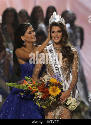 Manila, Philippinen. 30. Januar 2017.  Miss Frankreich IRIS MITTENAERE reagiert wie sie Miss Universum 2016 von Pia Wurtzbach in der Mall von Asien Arena in Manila Philippinen gekrönt ist. Bildnachweis: Linus Guardian Escandor Ii/ZUMA Draht/Alamy Live-Nachrichten Stockfoto