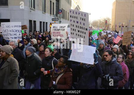 New York, USA. Januar 2017. Menschen auf dem marsch zum Büro für Heimatschutz am Foley Square. Januar 29, 2017 Stockfoto