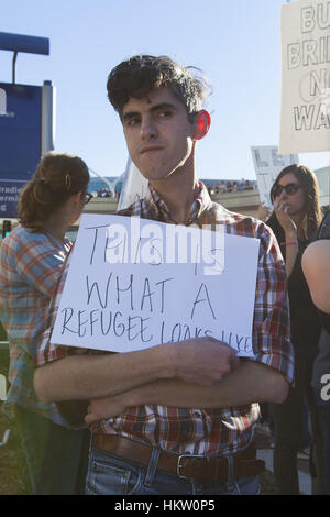 Los Angeles, Kalifornien, USA. 29. Januar 2017. Demonstranten auszusprechen gegen ein '' muslimischen Verbot '', die Reisen in die USA aus sieben meisten moslemischen Nationen verhindert. Bildnachweis: Mariel Calloway/ZUMA Draht/Alamy Live-Nachrichten Stockfoto