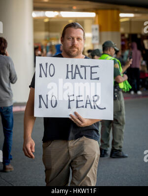 Los Angeles, Kalifornien, USA. 29. Januar 2017.  Menschen mit Zeichen Präsident Trump Einwanderung Verbot am LAX Flughafen in Los Angeles, Kalifornien, am 29. Januar 2017 zu protestieren. Bildnachweis: Jim Newberry/Alamy Live-Nachrichten Stockfoto